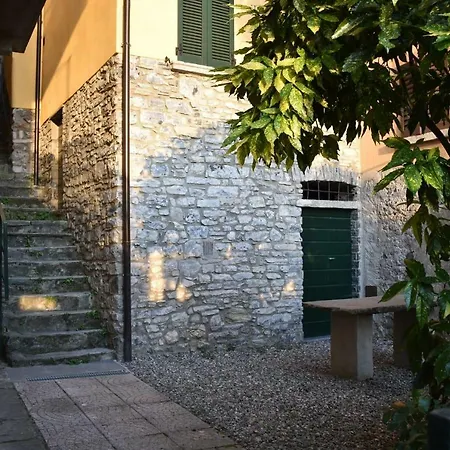 Sul Lago Fiumelatte ヴァレンナ